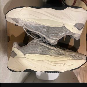 Yeezy 700v2 static size 11